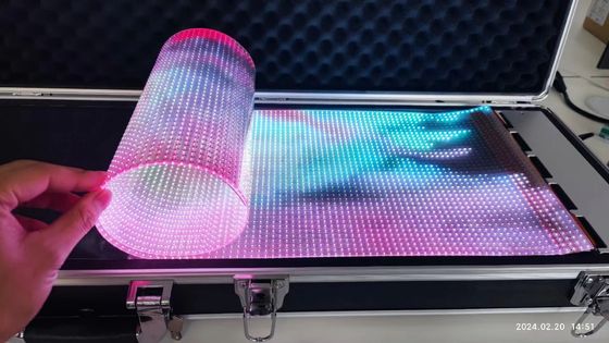 Écran de film transparent à LED flexible, facile à installer pour la publicité