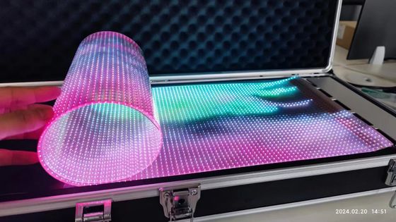 Écran à film transparent à couleur LED RGB P10 Écran d'affichage à LED dur / flexible intérieur